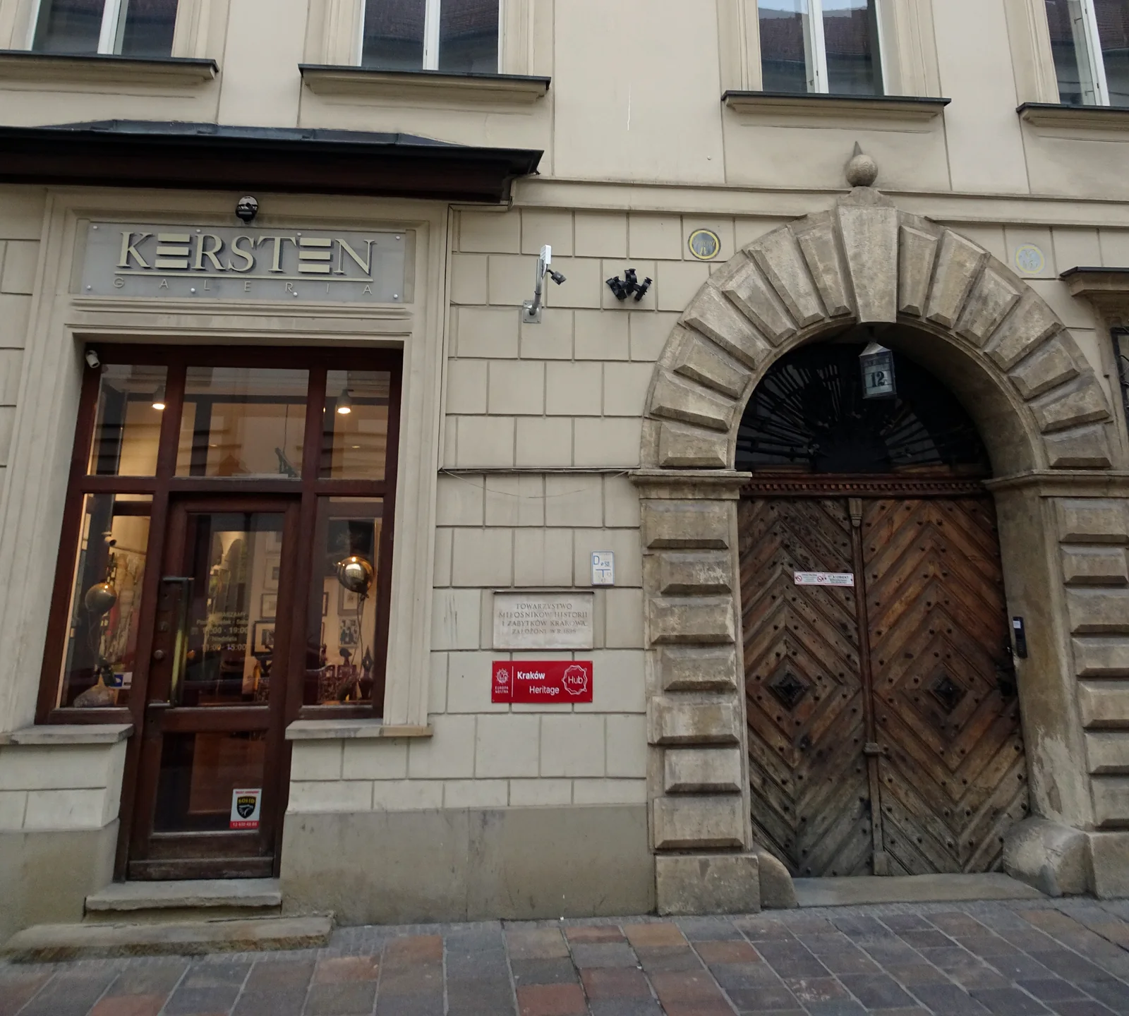 Entrance to Kersten Gallery at ul. św. Jana 12, beside the Renaissance portal of Kamienica Krauzowska