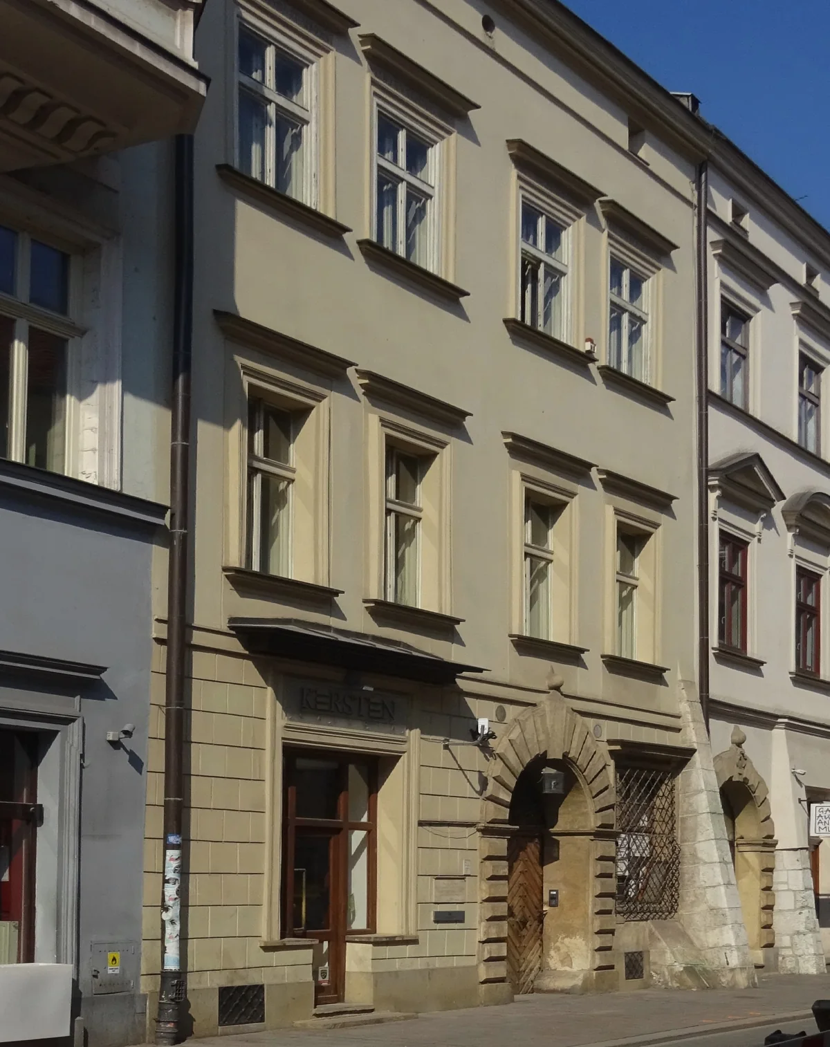 Façade of Kamienica Krauzowska at ul. św. Jana 12 in Kraków, with the Kersten sign