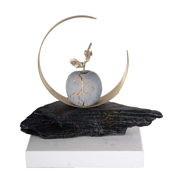 Crea apple with the Moon - Grupa Morphosos
