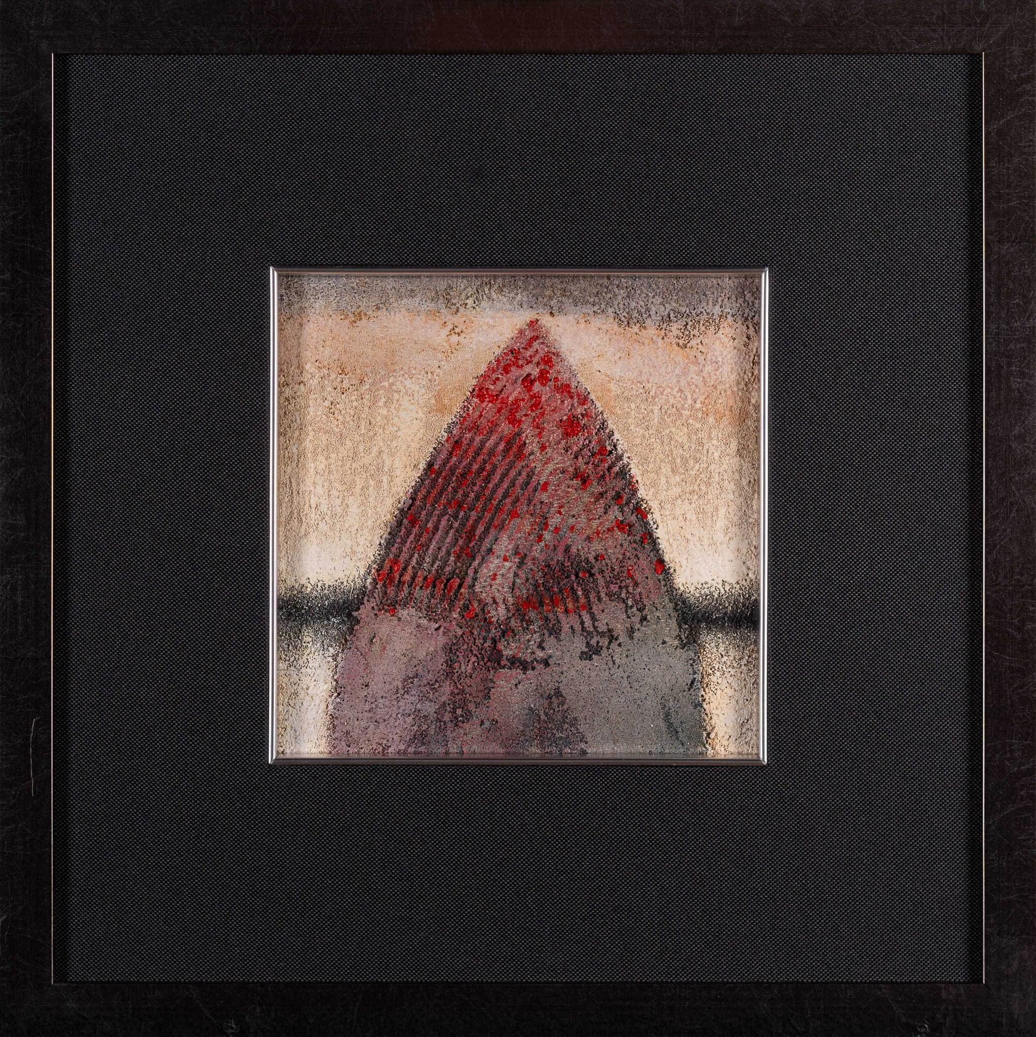 Ostra forma z czerwonym deszczem