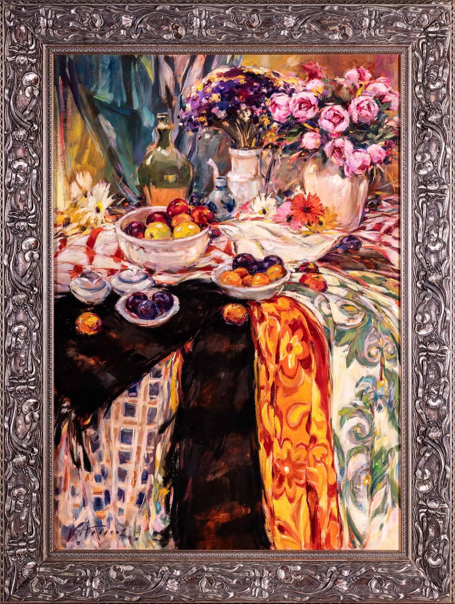 Martwa natura z kolorowymi draperiami