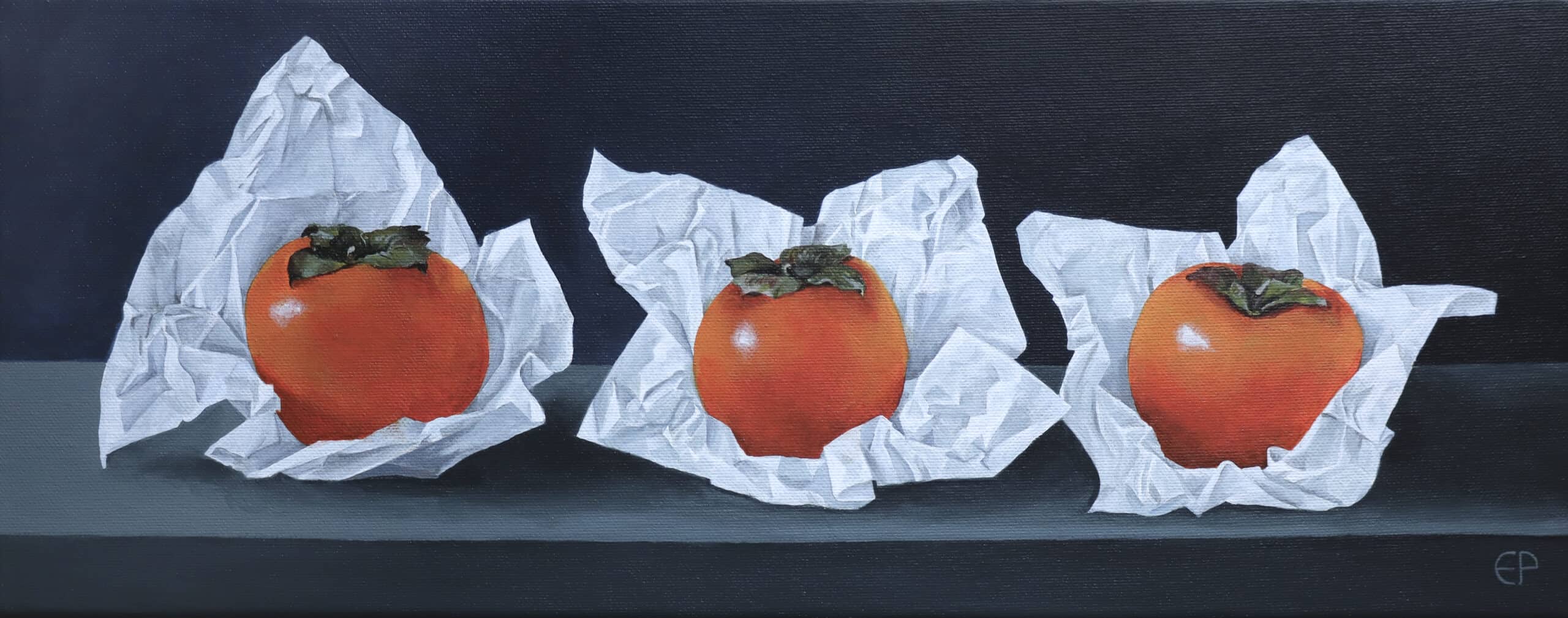 Trzy persymony w bibułkach